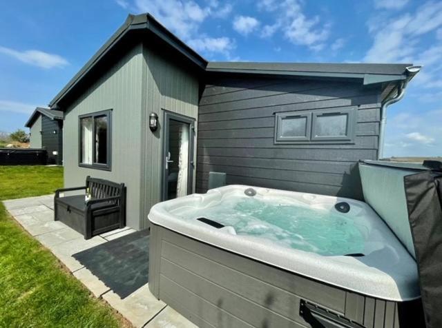 *Luxury Holiday Home With Hot Tub Close To Beach* Penally ภายนอก รูปภาพ