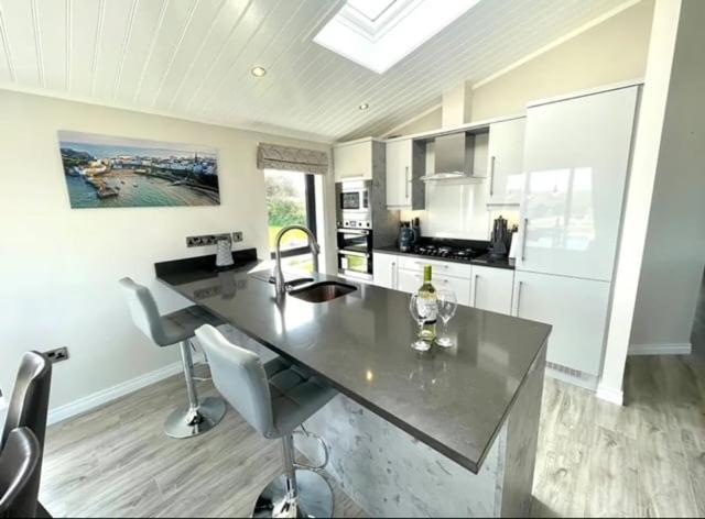 *Luxury Holiday Home With Hot Tub Close To Beach* Penally ภายนอก รูปภาพ