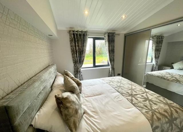 *Luxury Holiday Home With Hot Tub Close To Beach* Penally ภายนอก รูปภาพ