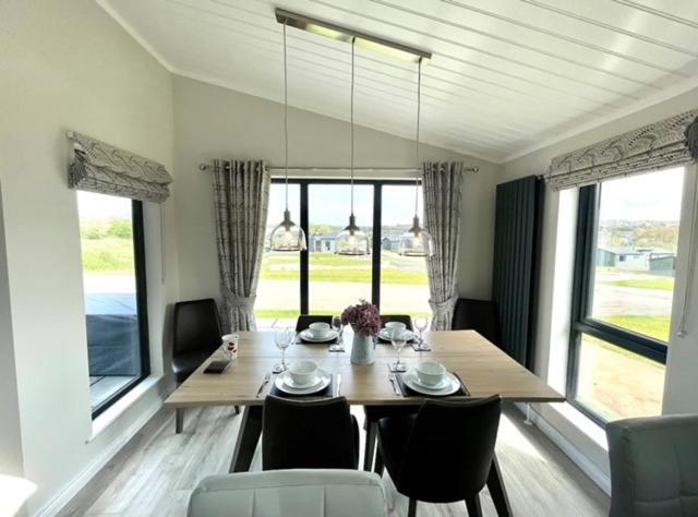 *Luxury Holiday Home With Hot Tub Close To Beach* Penally ภายนอก รูปภาพ