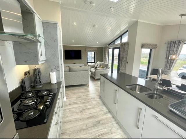 *Luxury Holiday Home With Hot Tub Close To Beach* Penally ภายนอก รูปภาพ