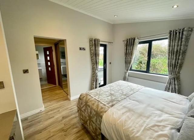 *Luxury Holiday Home With Hot Tub Close To Beach* Penally ภายนอก รูปภาพ
